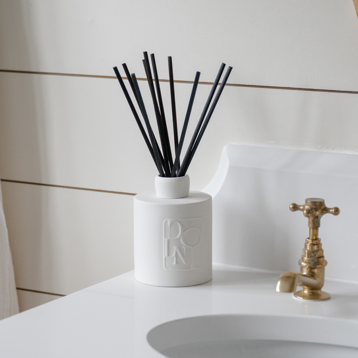 Dolni Large White Ceramic 500ml Blackberry Oud Reed Diffuser Luxury