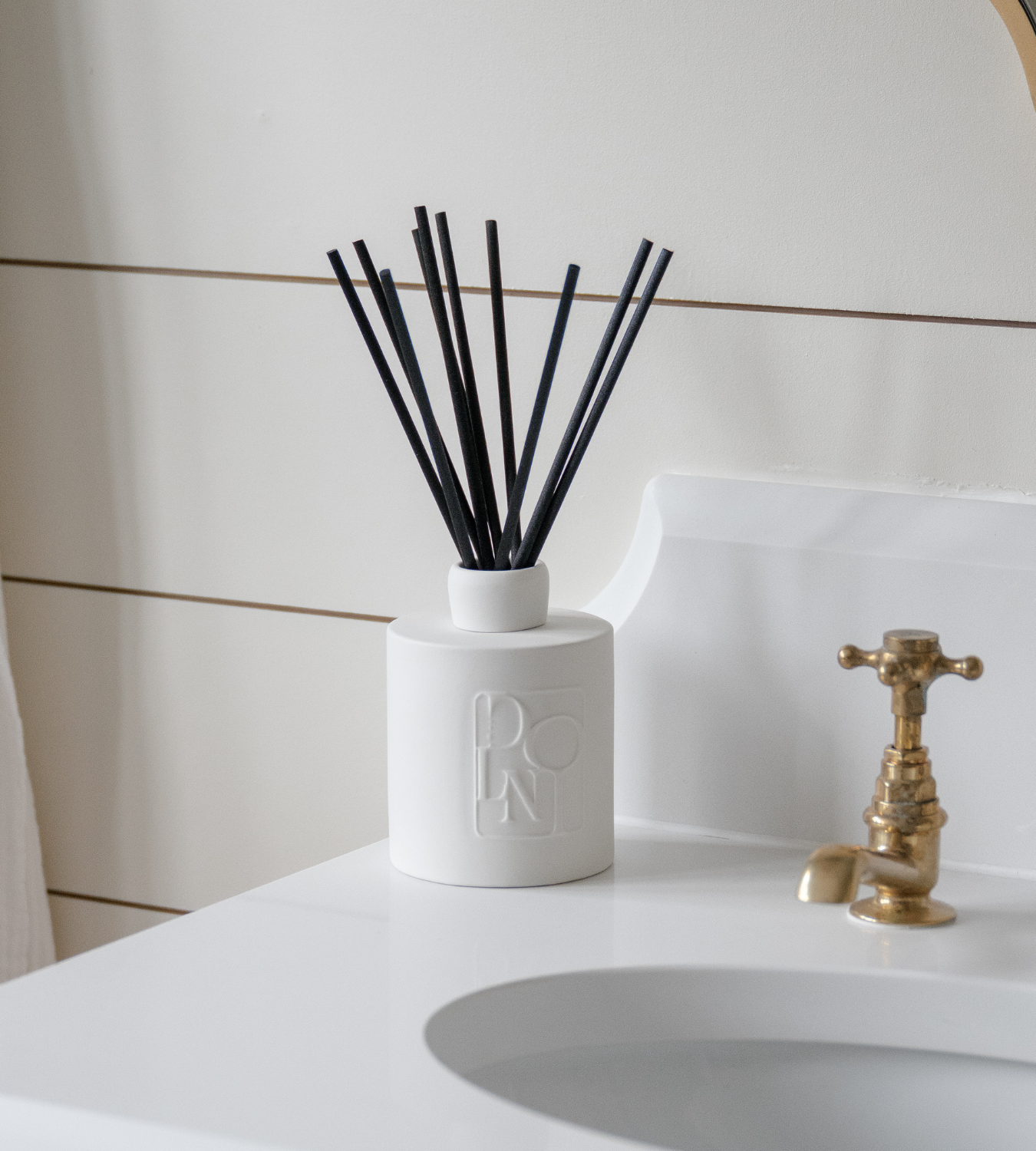 Dolni Large White Ceramic Blackberry Oud 500ml Reed Diffuser