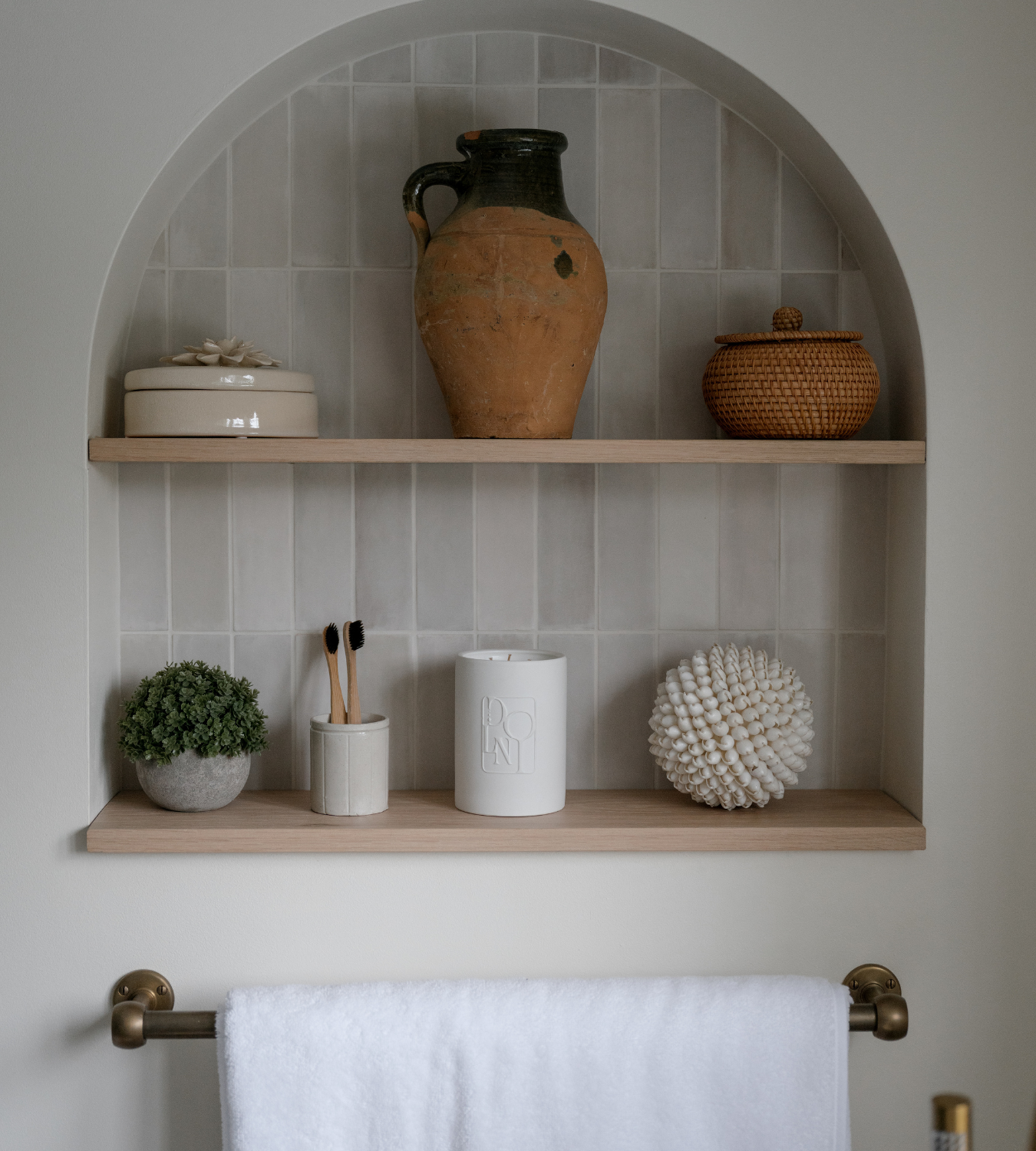 Dolni Large White Ceramic 600g Amber & Patchouli Candle