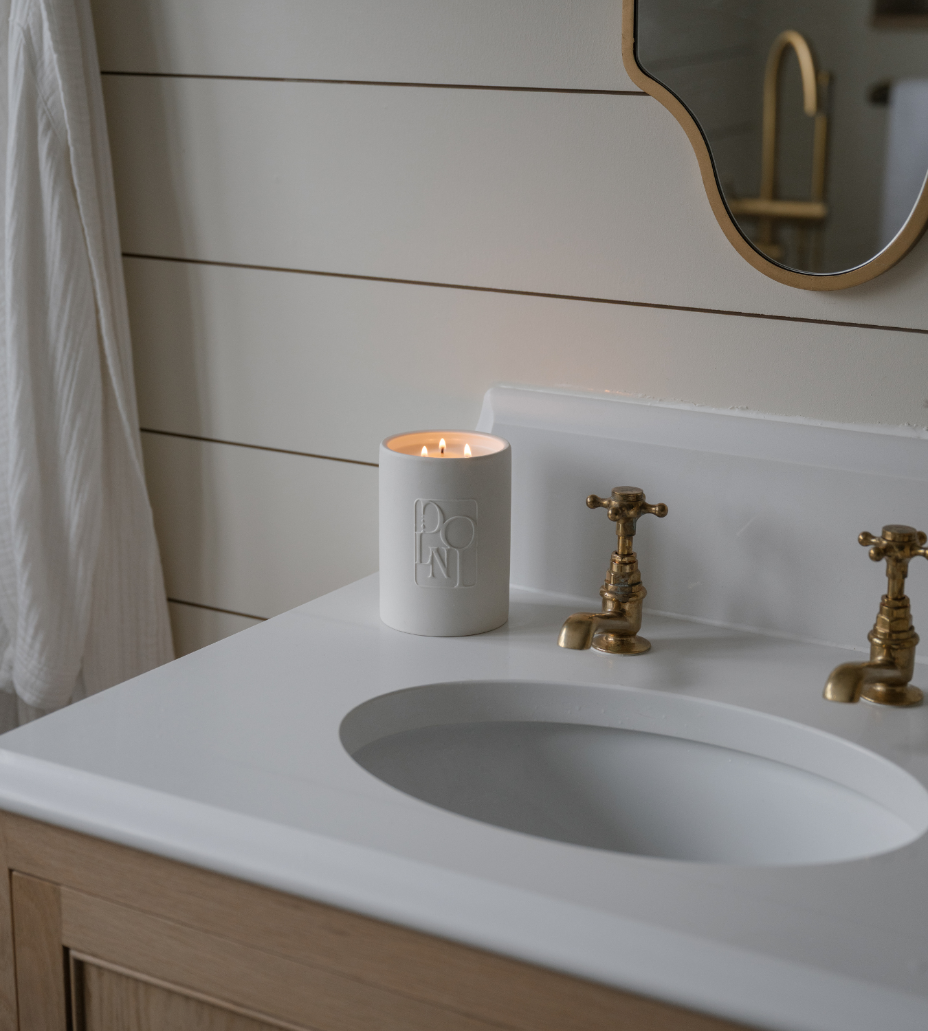 Dolni Large White Ceramic 600g Amber & Patchouli Candle