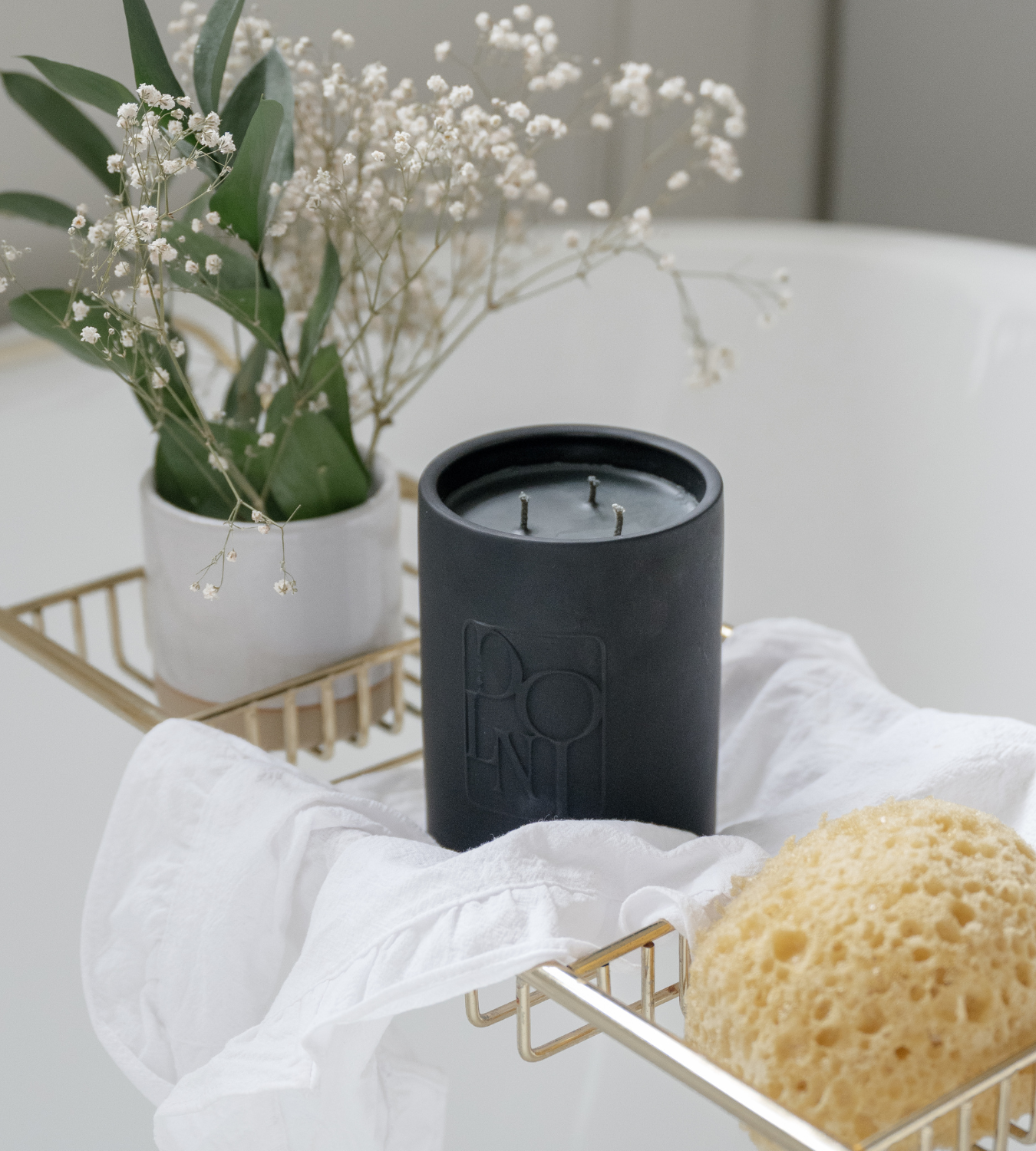 Dolni Large Black Ceramic 600g Tuberose & Sandalwood Candle