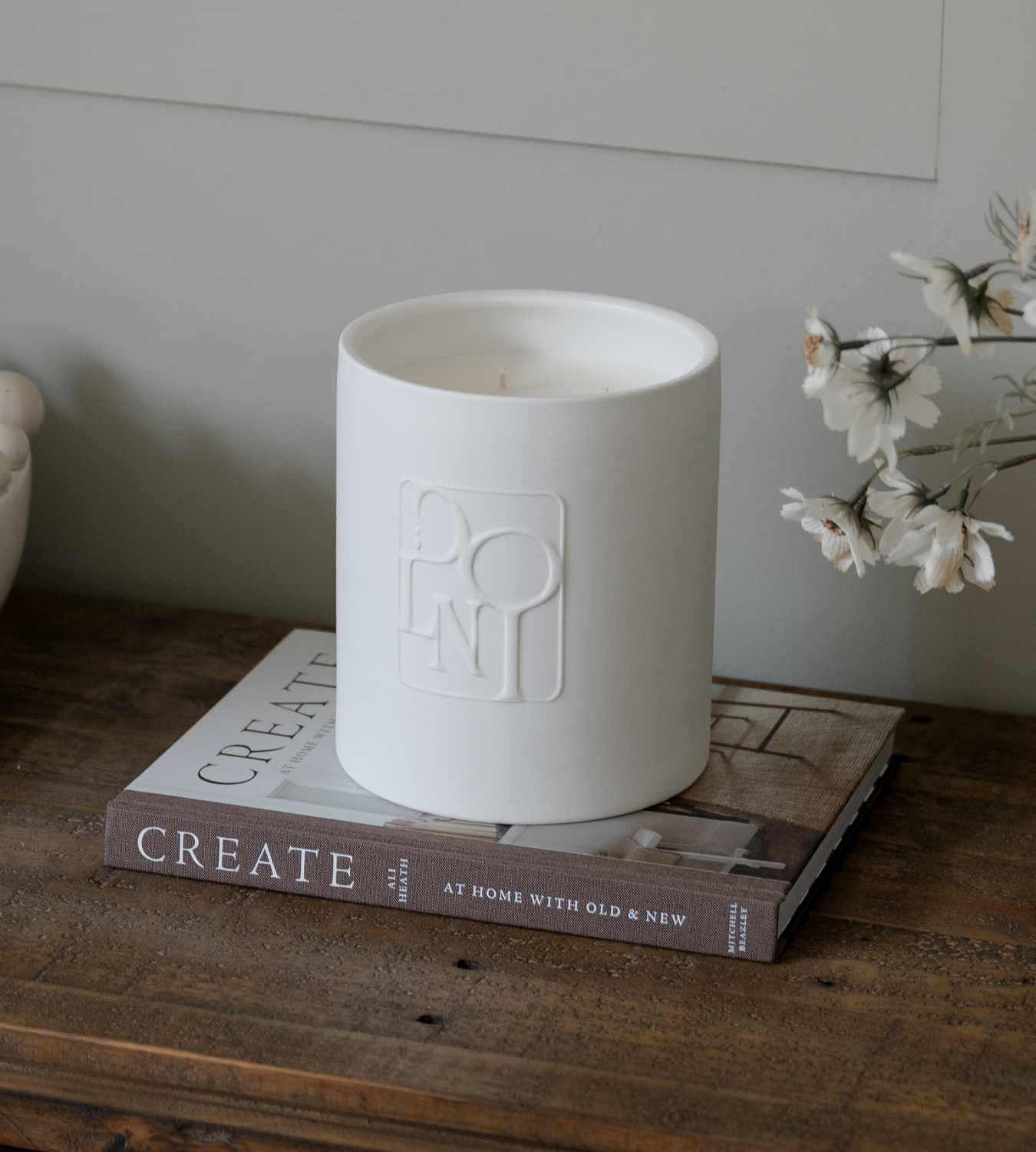 Dolni XL White Ceramic 2200g Amber & Patchouli Candle