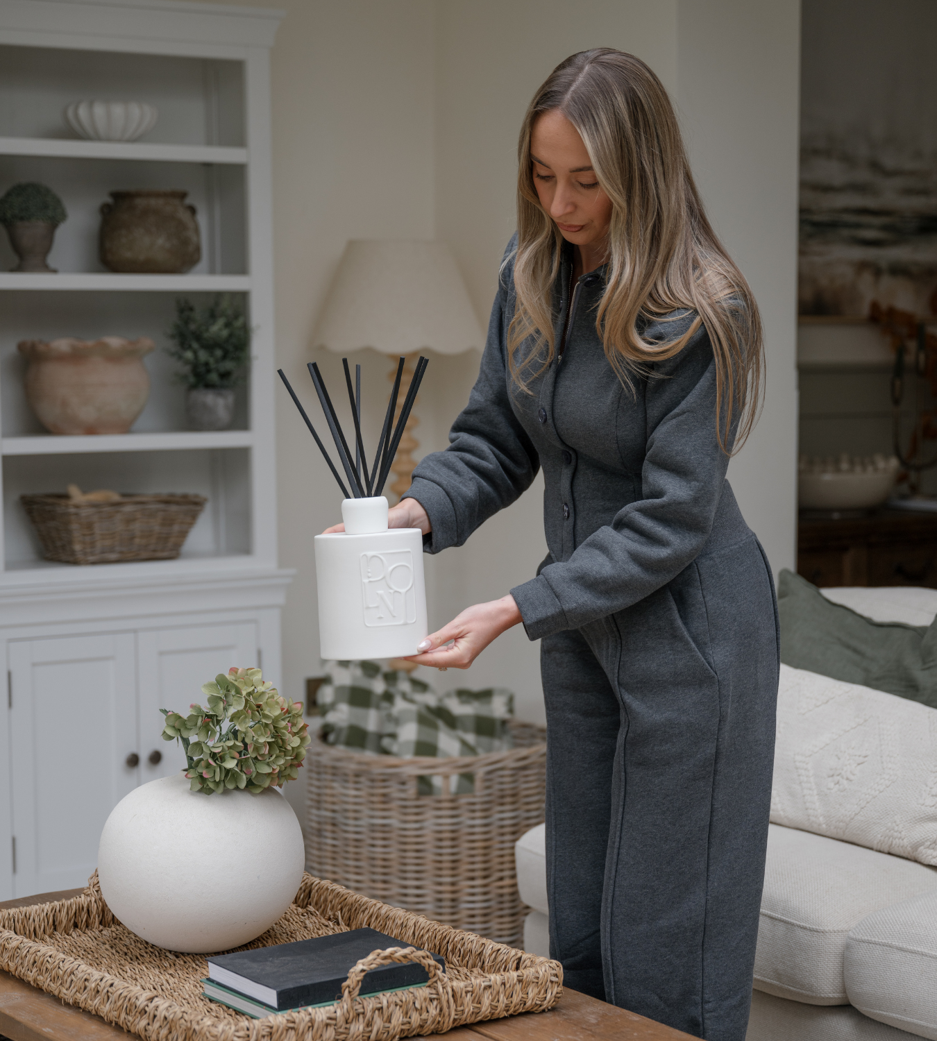 Dolni Extra Large White Ceramic Blackberry Oud Reed Diffuser