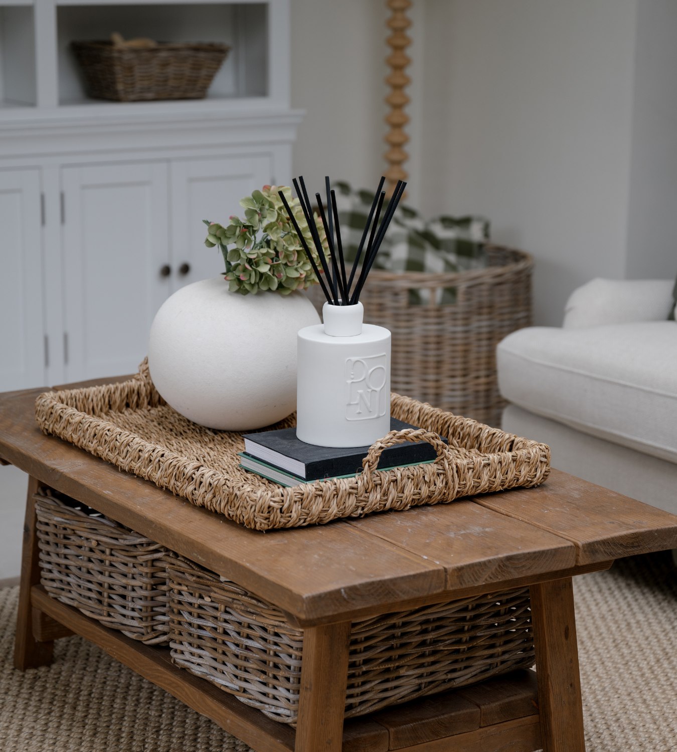 Dolni Extra Large White Ceramic Blackberry Oud Reed Diffuser