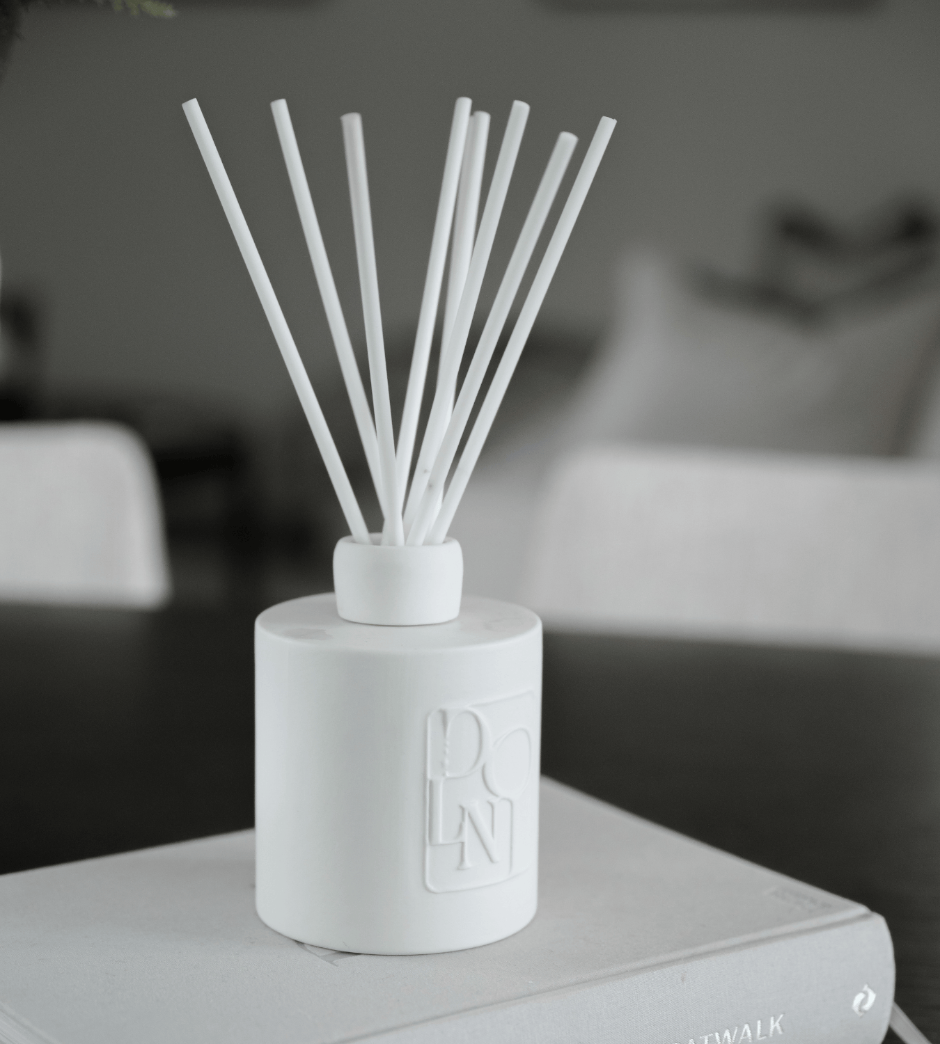 Dolni Large White Ceramic Blackberry Oud 500ml Reed Diffuser