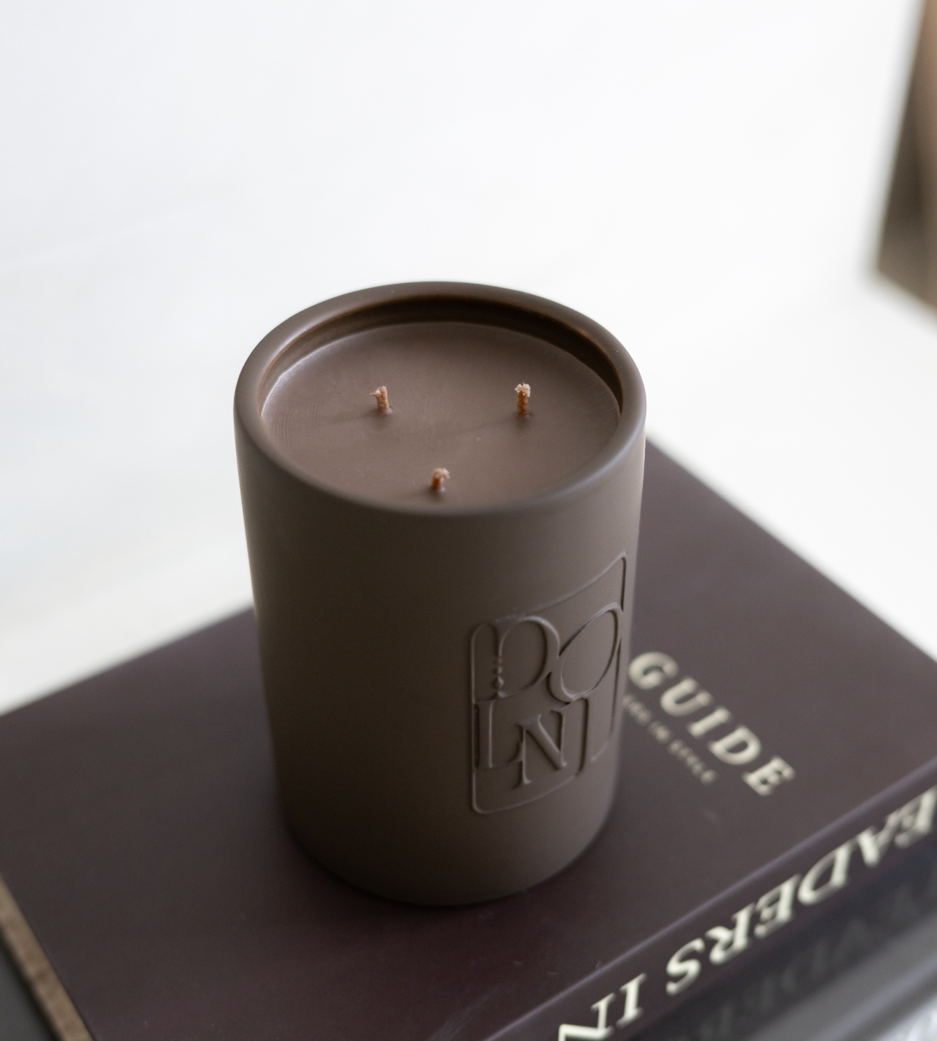 Dolni Large Brown Ceramic 600g Tobacco & Oud Candle