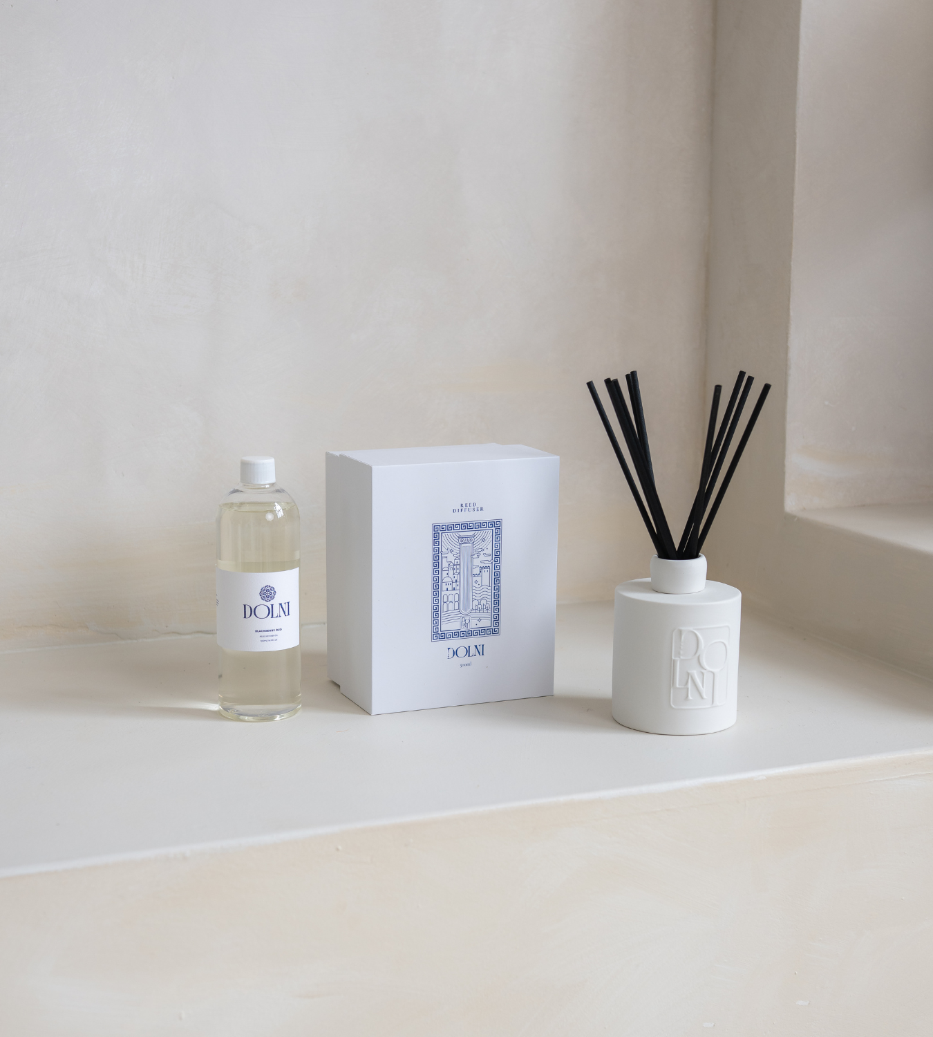 Dolni Large White Ceramic Blackberry Oud 500ml Reed Diffuser