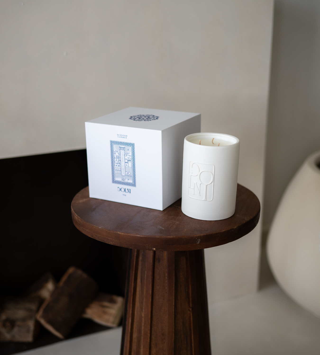 Dolni Large White Ceramic 600g Amber & Patchouli Candle