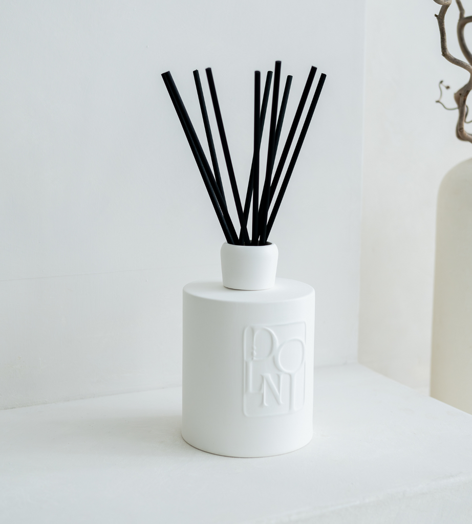 Dolni White Ceramic 1500ml Blackberry Oud Reed Diffuser