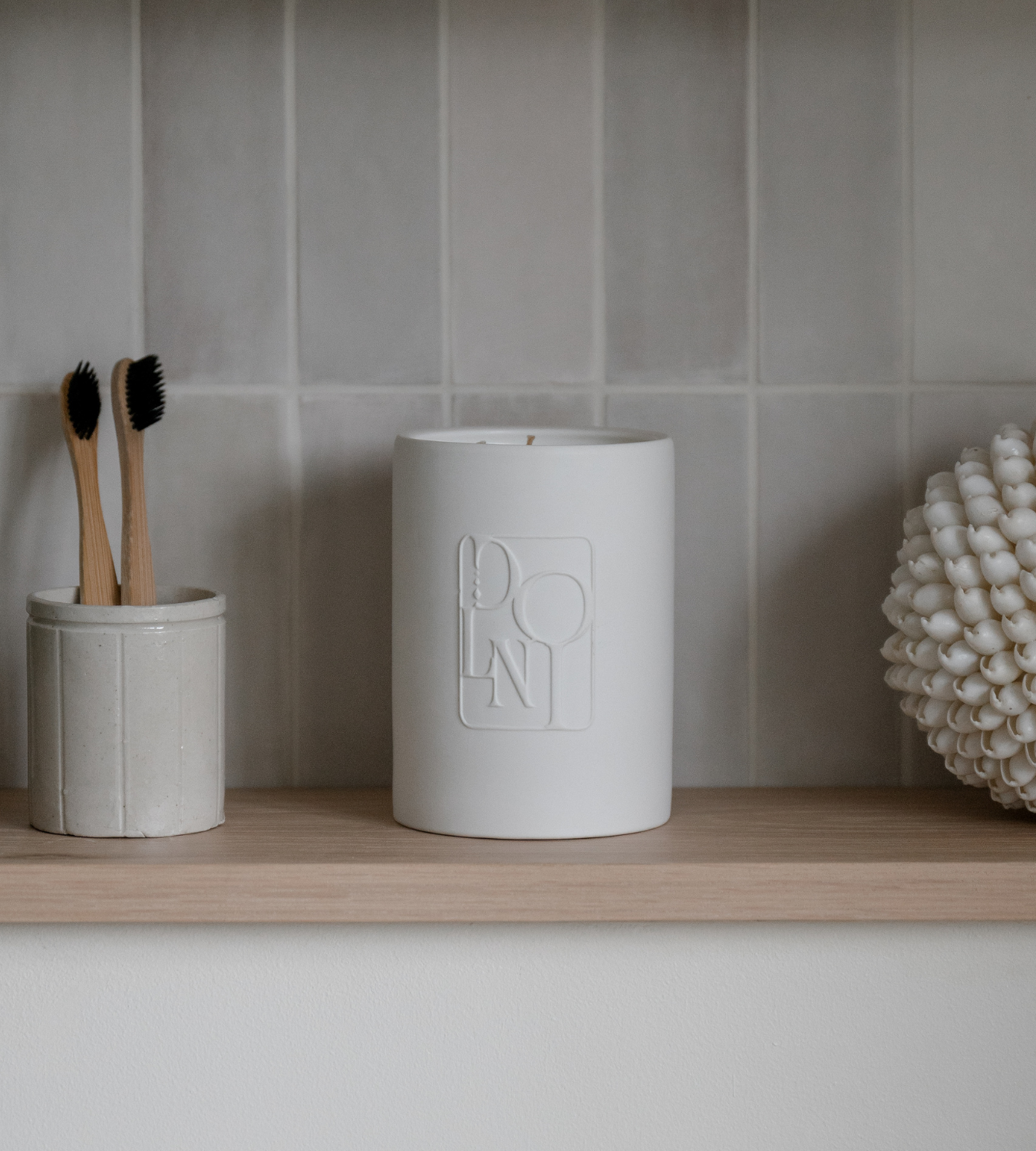 Dolni Large White Ceramic 600g Amber & Patchouli Candle