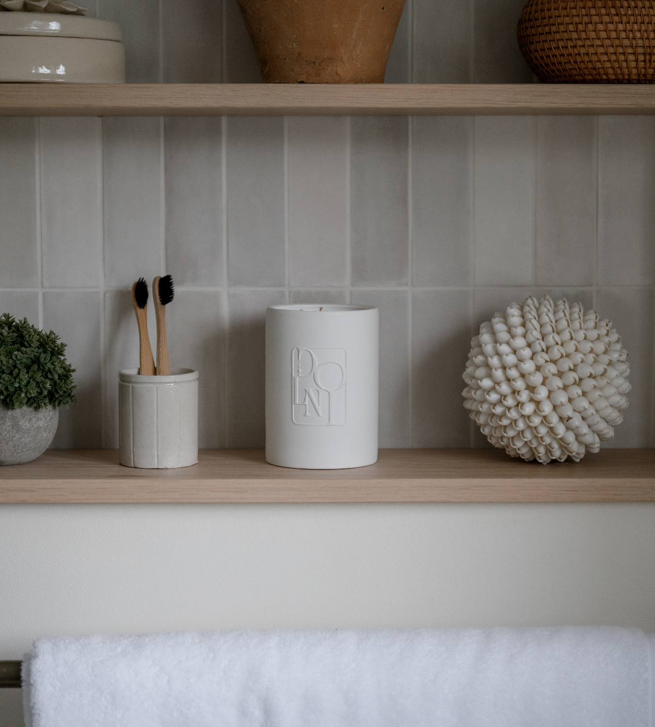 Dolni Large White Ceramic 600g Amber & Patchouli Candle