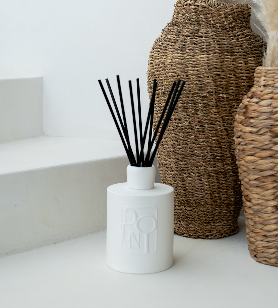 Dolni White Ceramic 1500ml Blackberry Oud Reed Diffuser