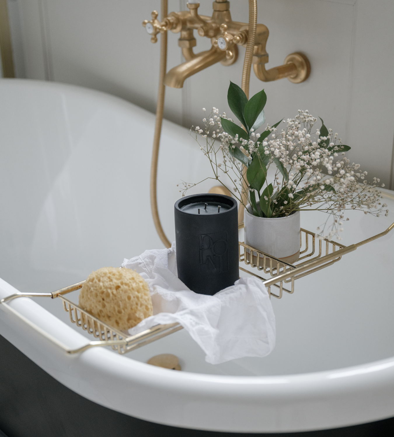 Dolni Large Black Ceramic 600g Tuberose & Sandalwood Candle