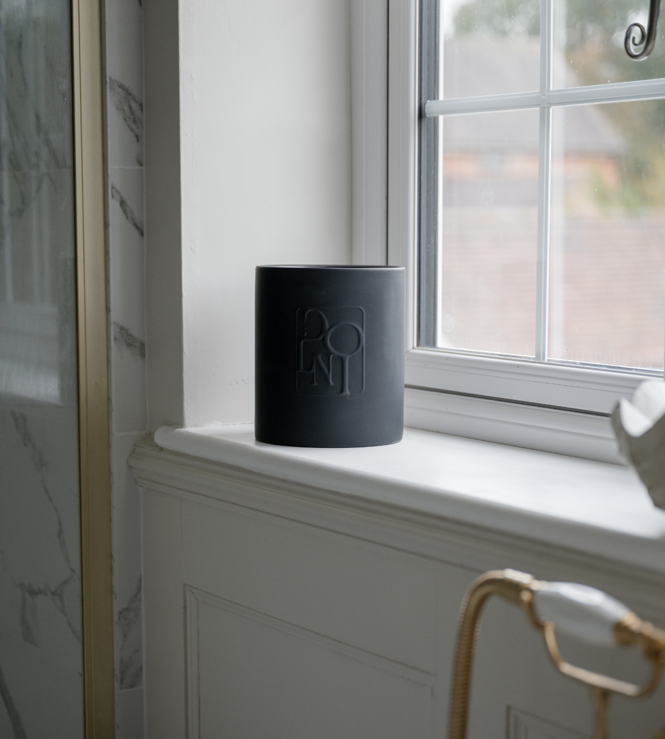 Dolni XL Black Ceramic 2200g Tuberose & Sandalwood Candle