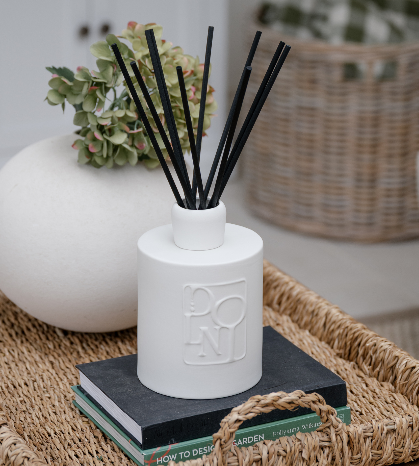 Dolni Extra Large White Ceramic Blackberry Oud Reed Diffuser