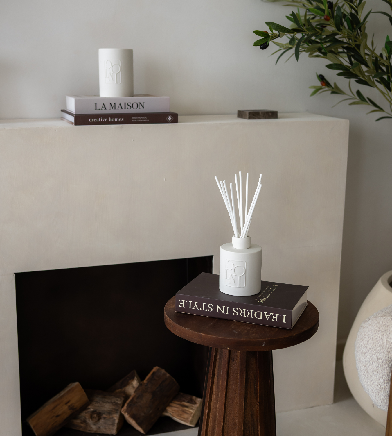 Dolni Large White Ceramic Blackberry Oud 500ml Reed Diffuser