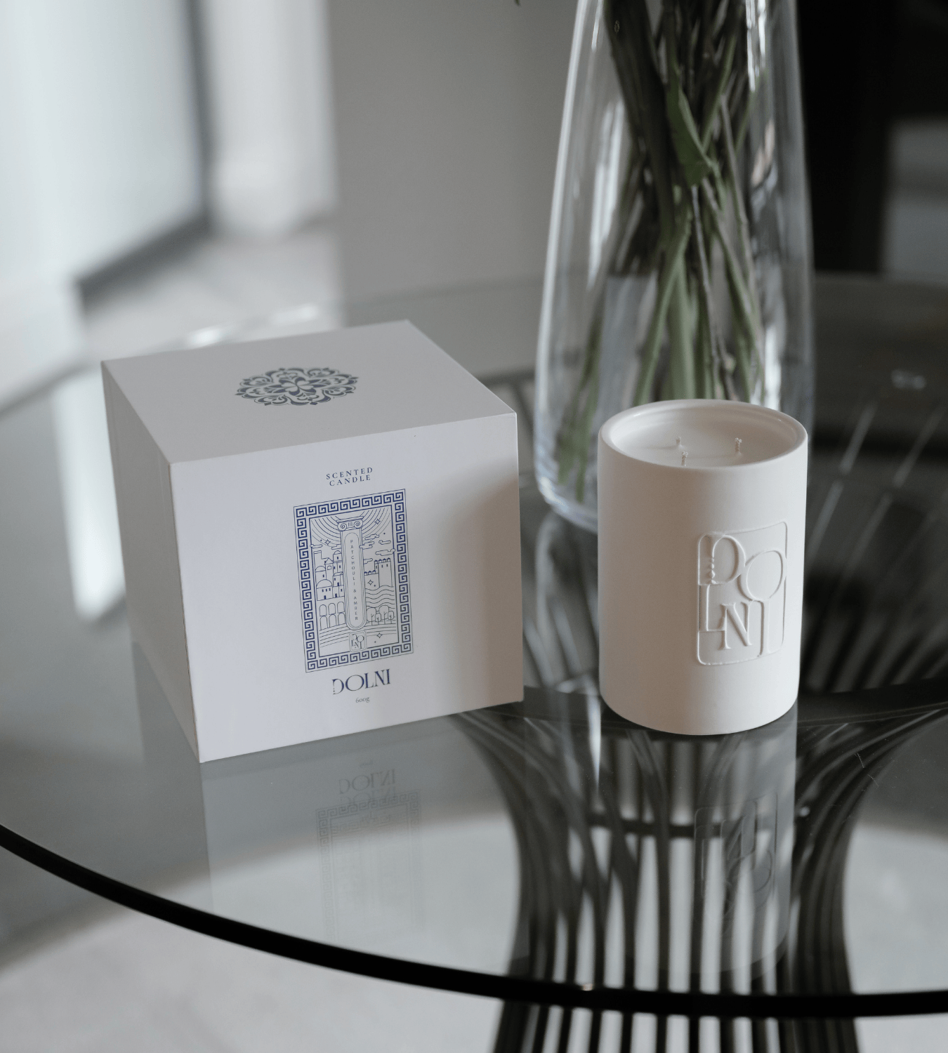 Dolni Large White Ceramic 600g Amber & Patchouli Candle