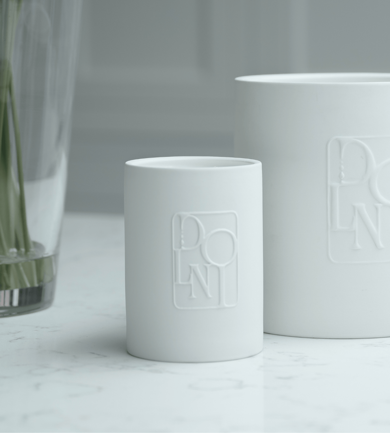 Dolni Large White Ceramic 600g Amber & Patchouli Candle